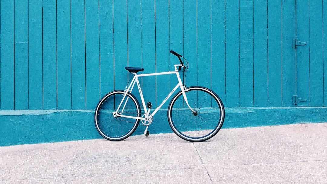 Bicicleta de carretera apoyada en una pared