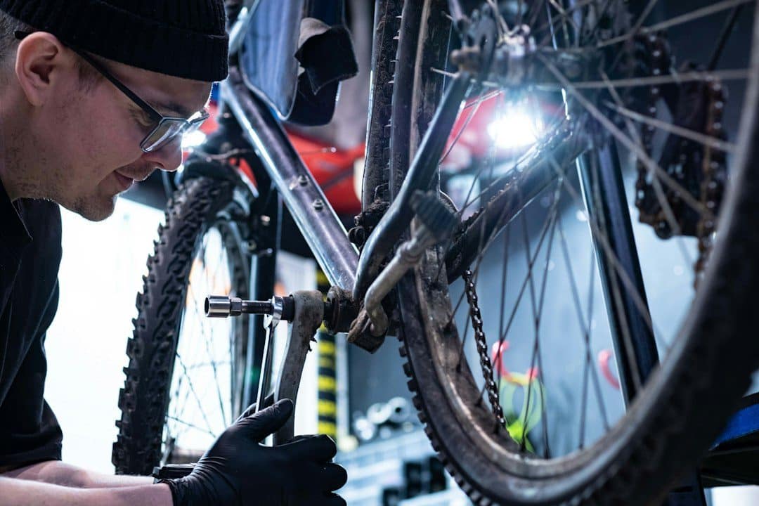 Mecánico revisando una bicicleta en el taller