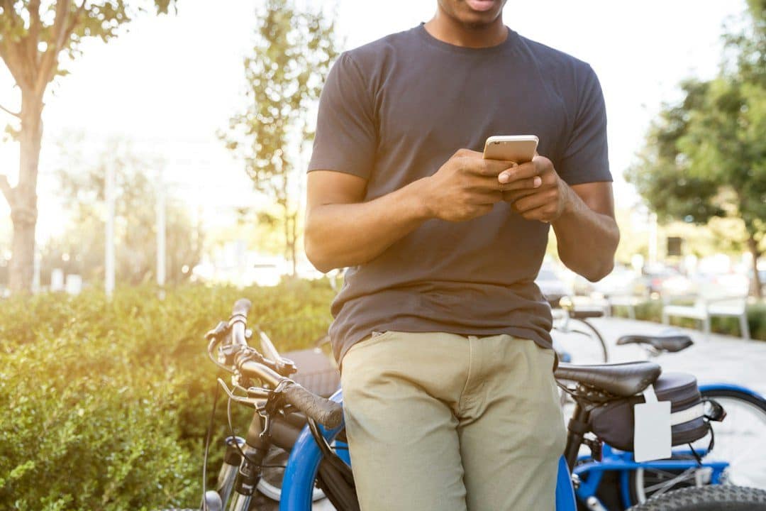 Persona con el móvil junto a su bici