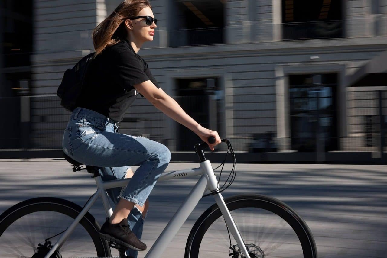 Ciclista en bici eléctrica por la ciudad
